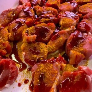 Chuleta de carne con especias y ajo en tabla de cortar